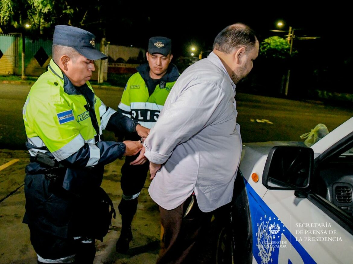 Detienen a conductor peligroso en calle San Antonio Abad