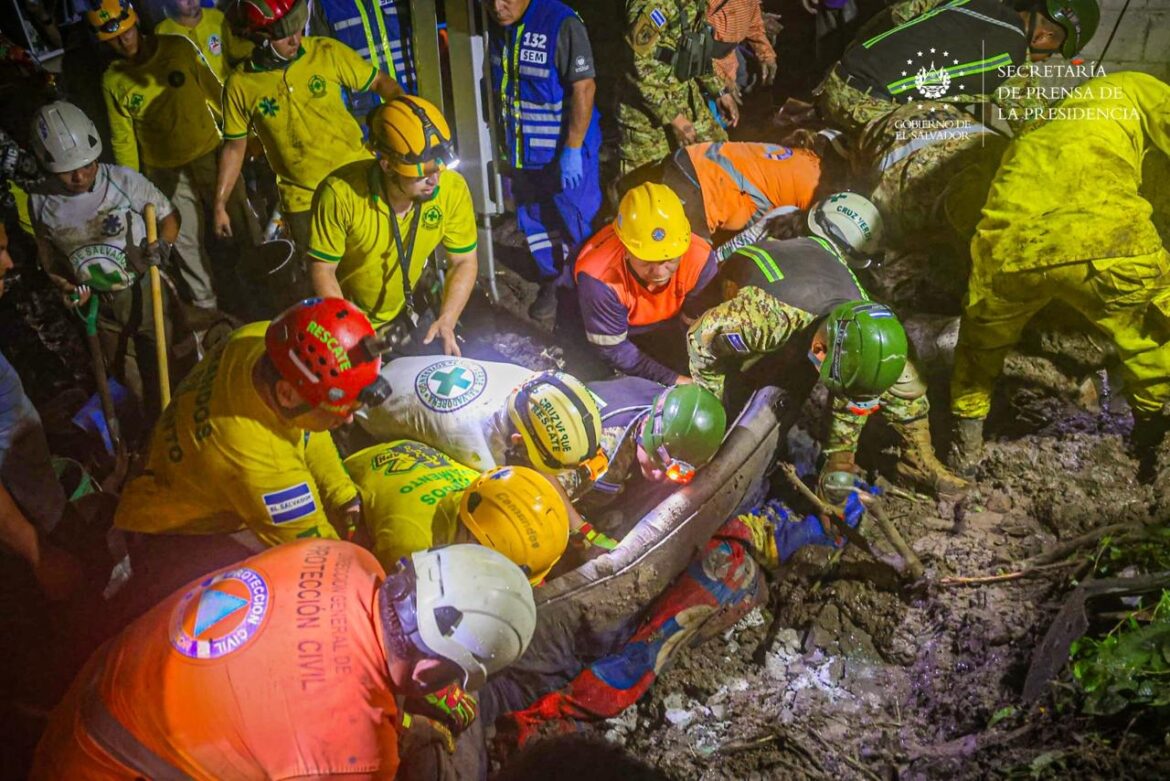 Tragedia en Apopa: Hombre de 63 años sobrevive a derrumbe de vivienda, dos menores de 9 y 12 años perdieron la vida