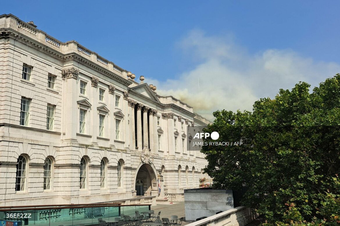 Un centenar de bomberos combaten un incendio en un histórico edificio de Londres