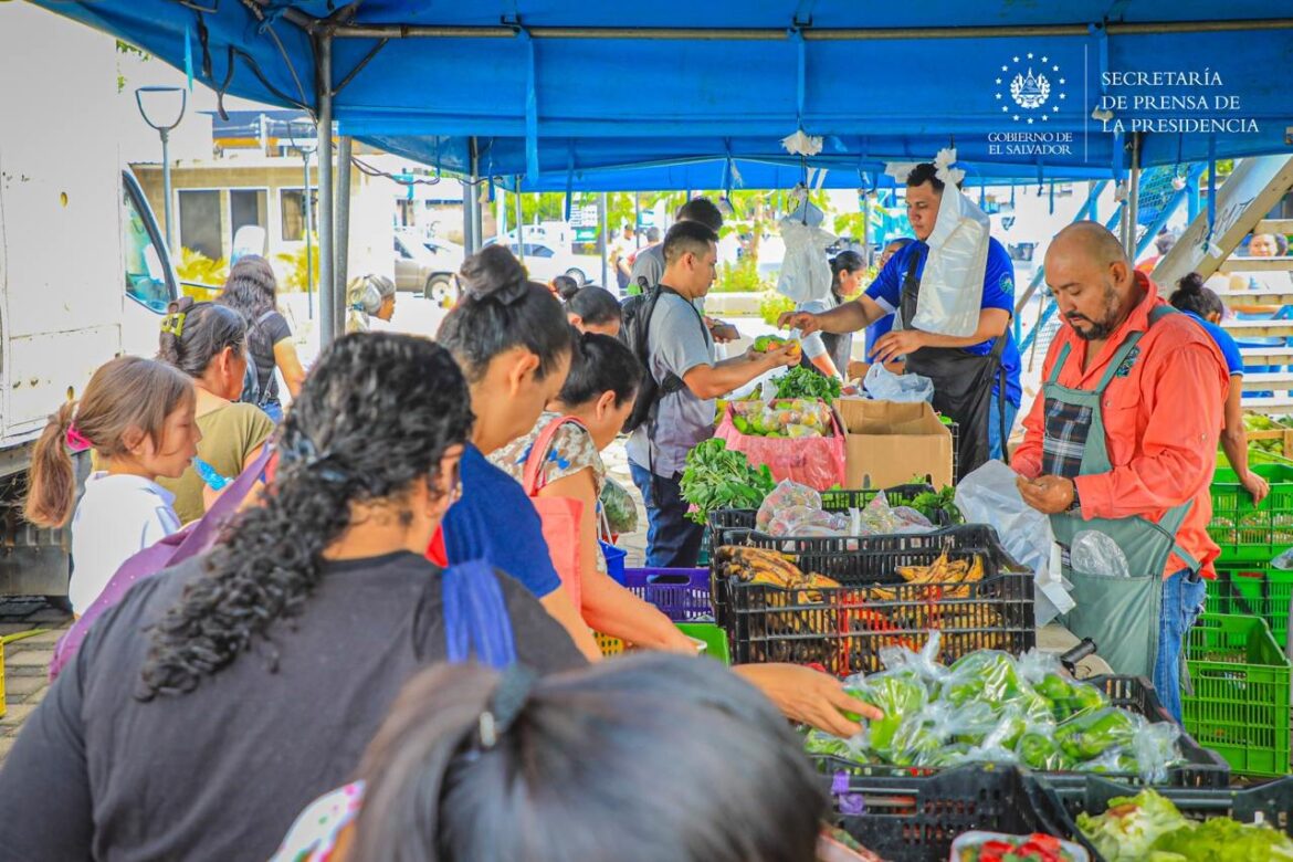 Agromercado llega al distrito de Ilopango, San Salvador