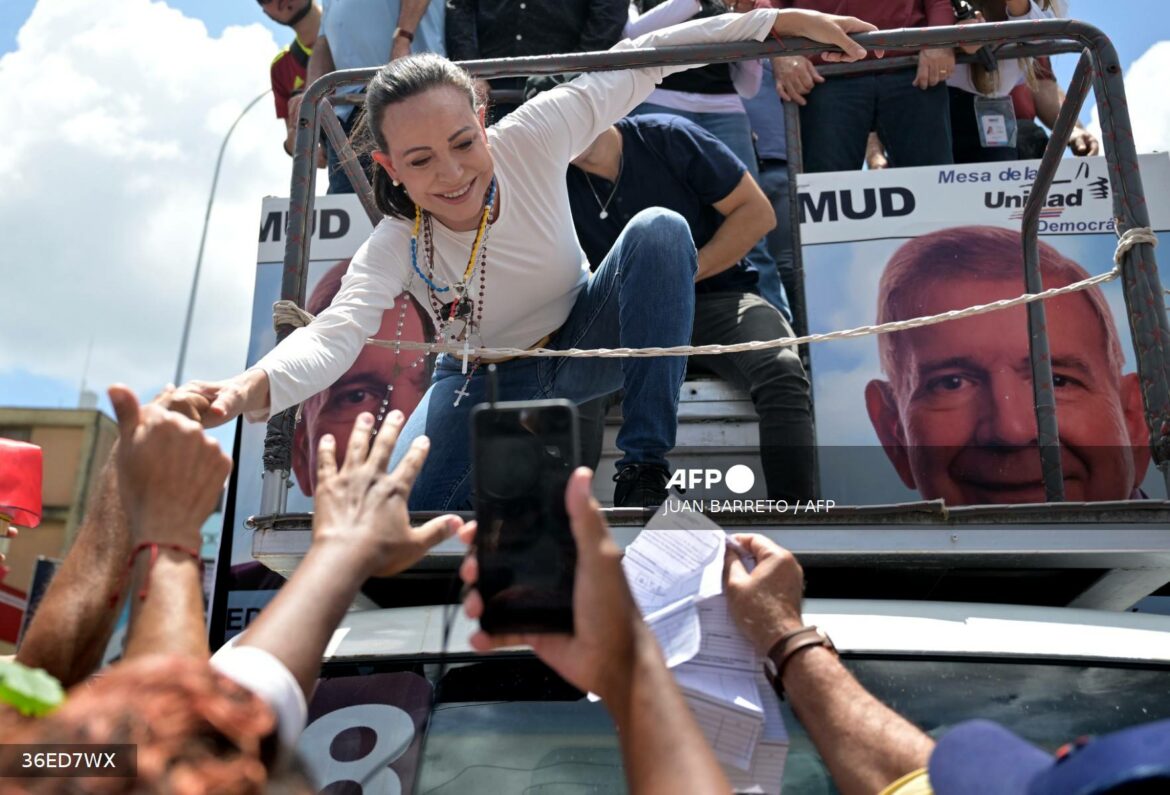 Actas en mano, oposición de Venezuela reivindica victoria en elecciones