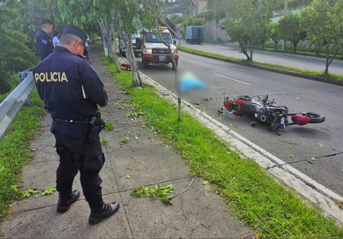 Motociclista muere tras perder el control y chocar contra un árbol