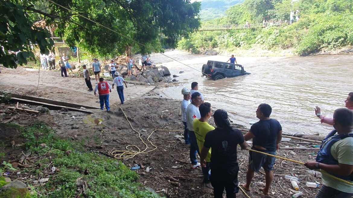 Conductor de vehículo intentó cruzar el río Guaza y fue arrastrado