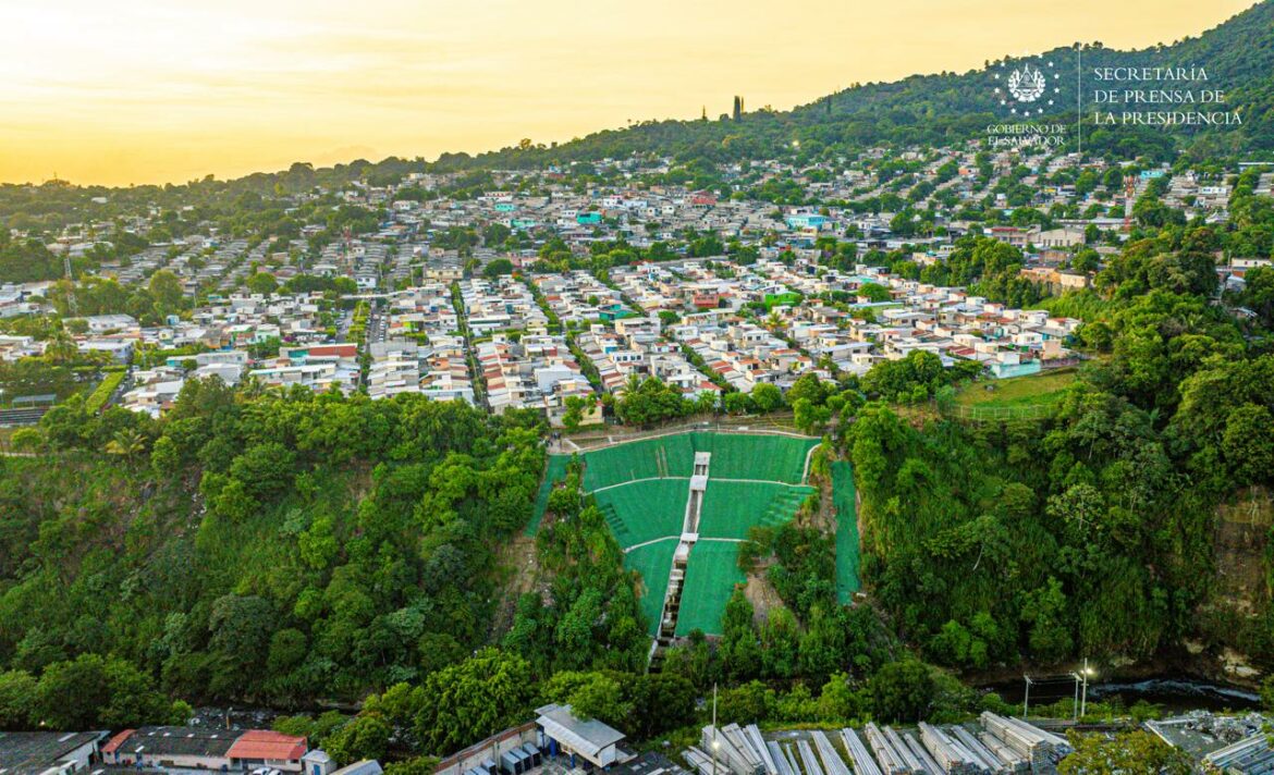 MOP entrega obras de mitigación a familias de Jardines del Bulevar, Soyapango