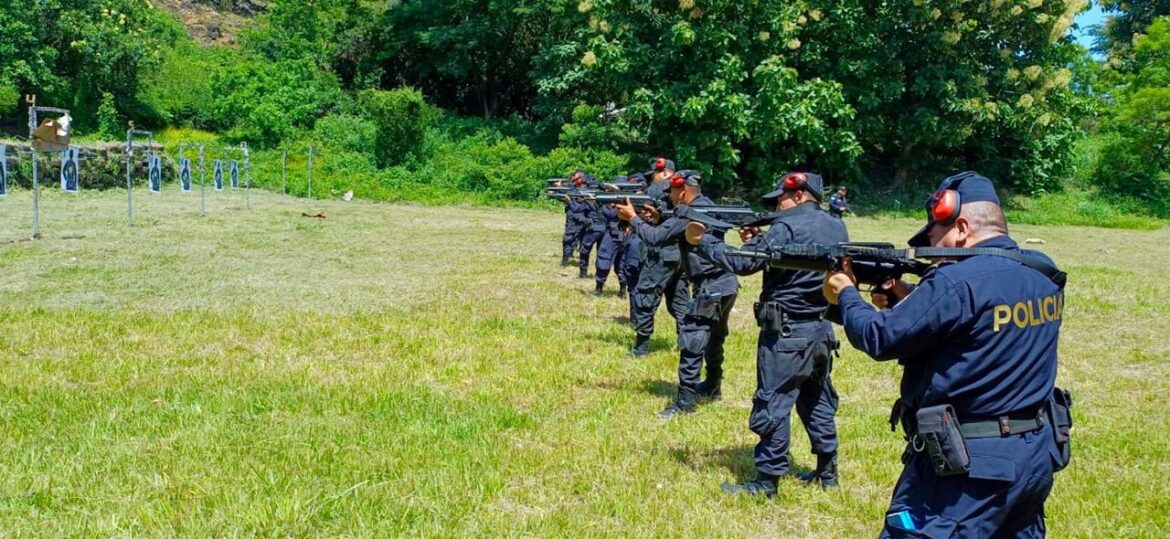 Policías destacados en San Vicente reciben entrenamiento sobre uso de armas
