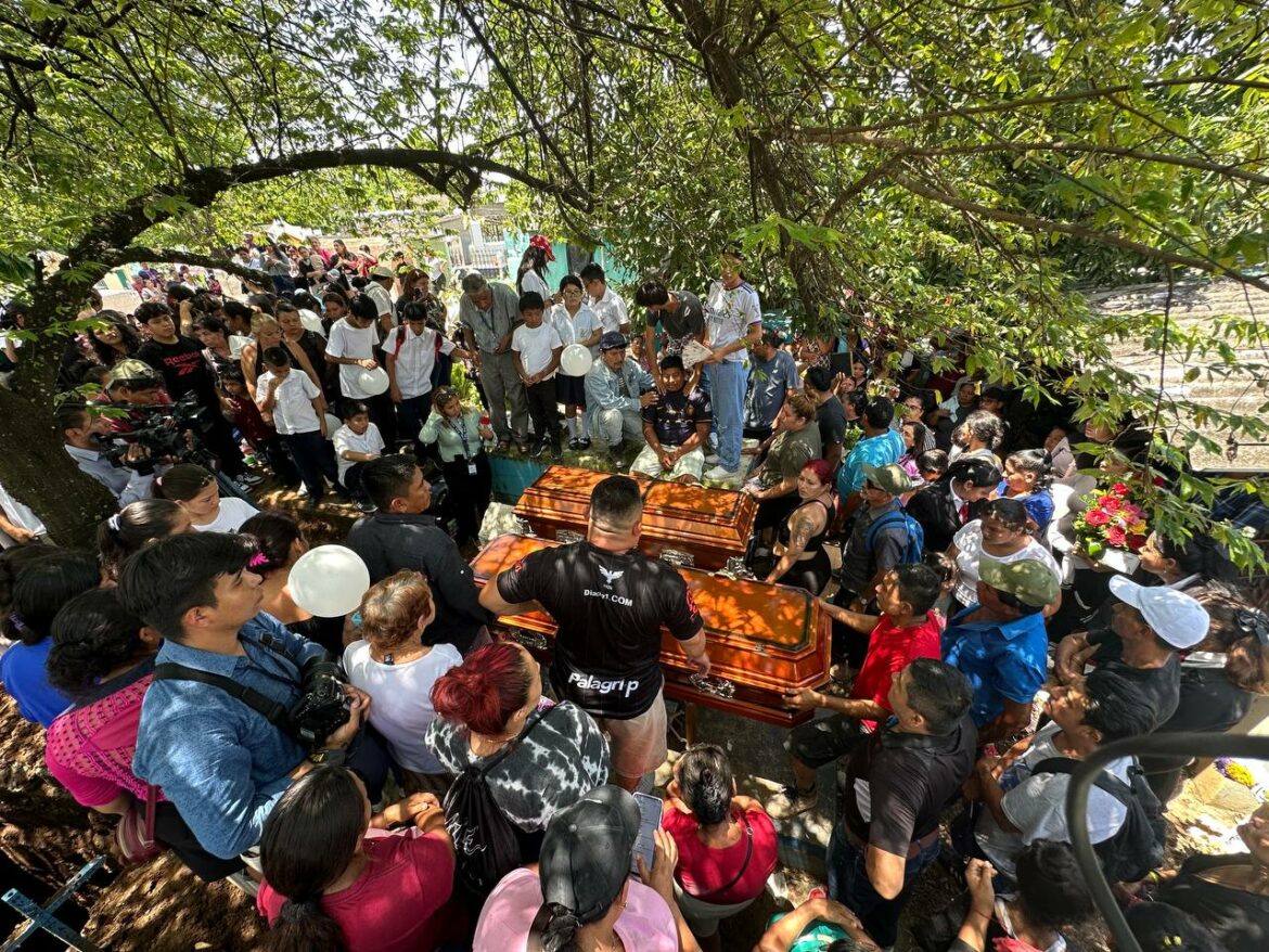 Último adiós a menores que perdieron la vida  tras colapsar muro de vivienda en Apopa,  milagrosamente el abuelo de 63 años sobrevivió