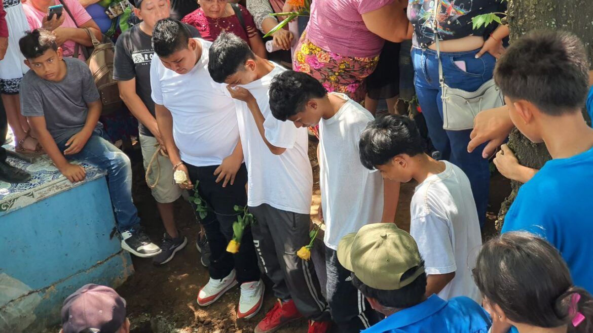 «A penas 15 minutos antes (del derrumbe) nos habíamos acostado y de ahí solo se escuchó un gran ruido y quedamos enterrados», relata sobreviviente y abuelo de los menores tras colapso de muro en vivienda de Apopa