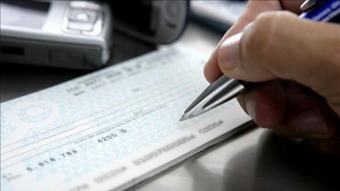 Salvadoreños han cobrado más de 22 mil cheques en primer día de lanzamiento de servicio para liberar fondos