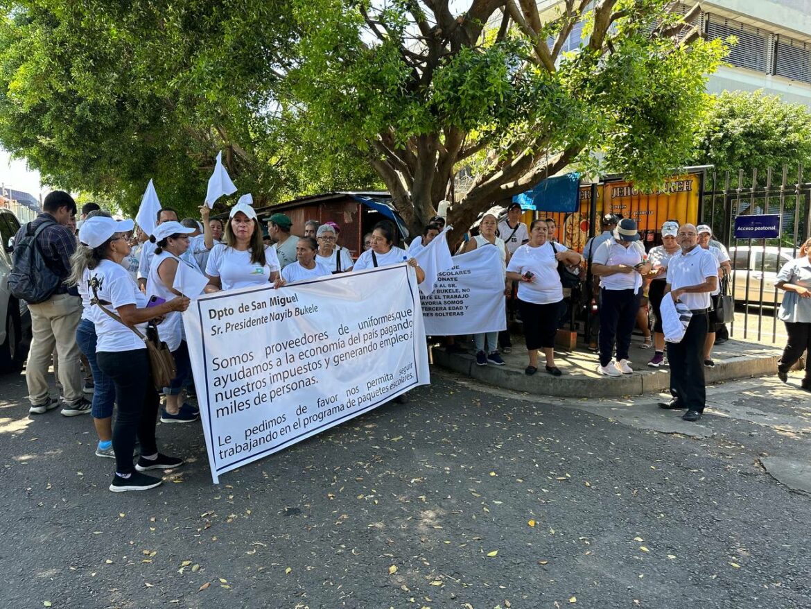 Habrá nuevo diseño de los uniformes escolares para 2025, proveedores aseguran será «más fácil»