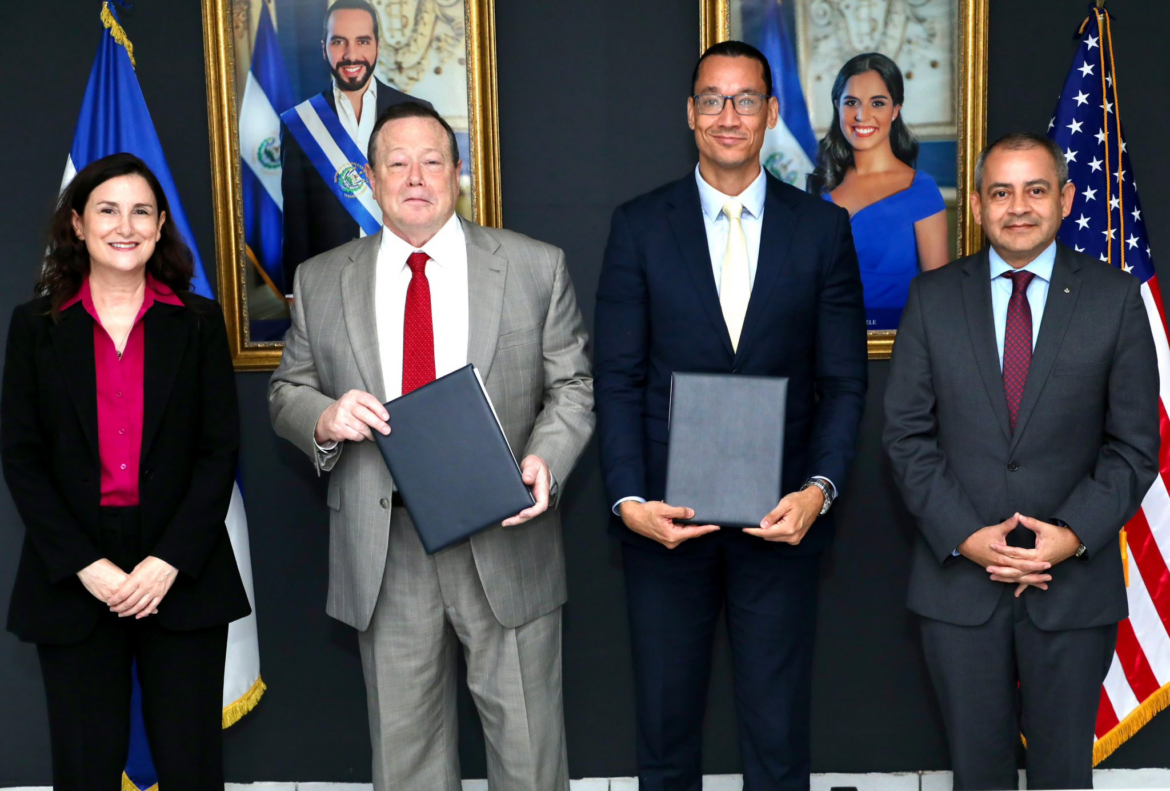 Embajador Duncan participa en ceremonia de Concesión de Patentes en El Salvador