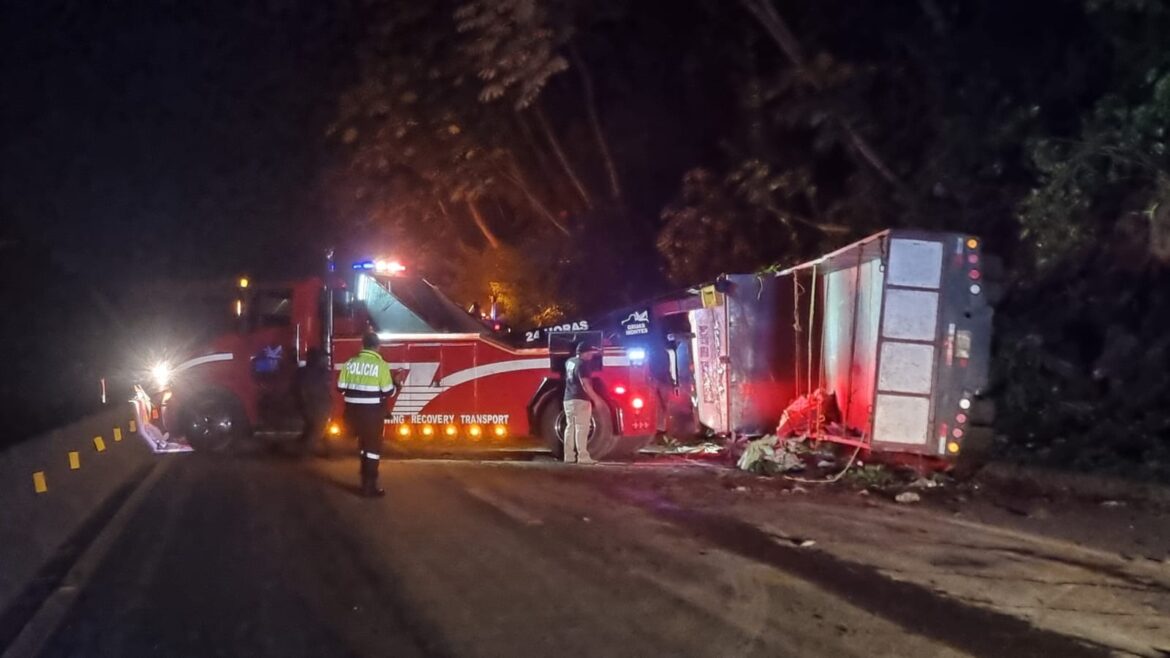 Conductor de camión queda atrapado tras chocar contra rocas de un derrumbe