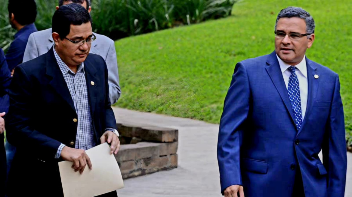 Juramentan perito en el proceso contra el exsecretario de comunicaciones de Mauricio Funes, David Rivas