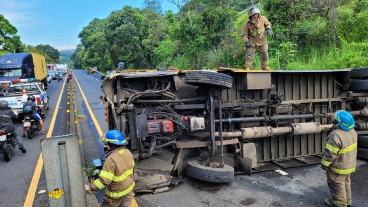 Un bus volcó en carretera a Sonsonate y deja al menos tres lesionados
