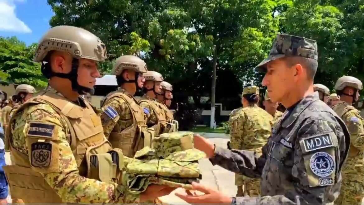 Entregan uniformes a elementos de la Segunda Zona Militar