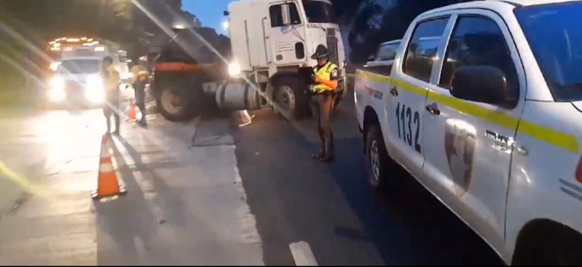 Tráiler accidentado complica paso en puente Santa Rosalía, ruta a El Salvador