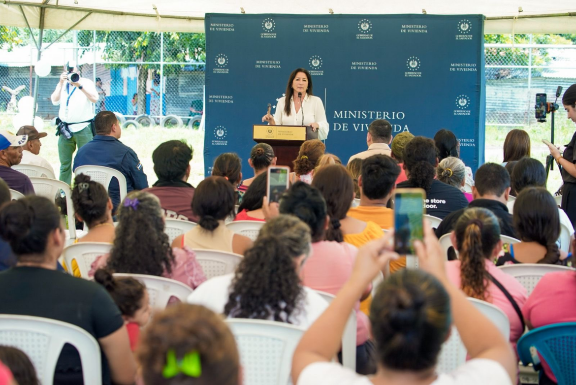 Ministra Sol entregó escrituras de propiedad a 74 familias de Apopa con una inversión de $33,300