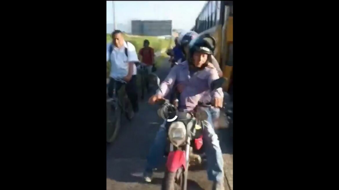 Multan a motociclista con más $200 por circular sobre vía peatonal y agredir a transeúntes