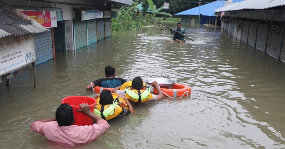 Treces muertos y millones de afectados por inundaciones en Bangladés