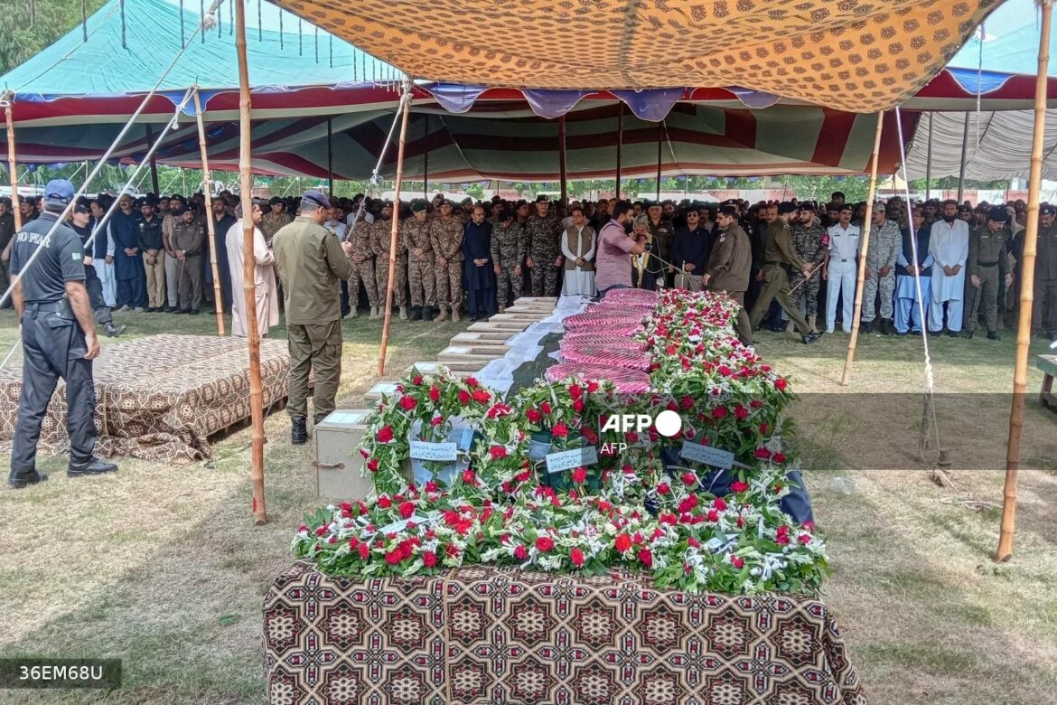 Mueren doce policías en un atentado en Pakistán