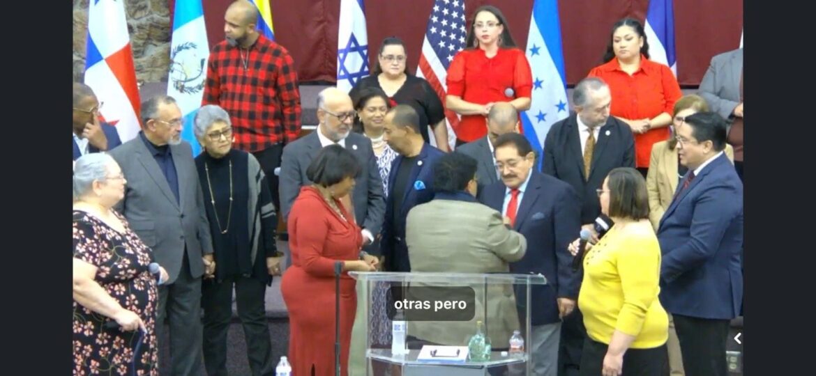 Pastor Mauricio Navas Guzmán firma acuerdos tomados por el Consejo de Oración de América en la cumbre Alaska 2024