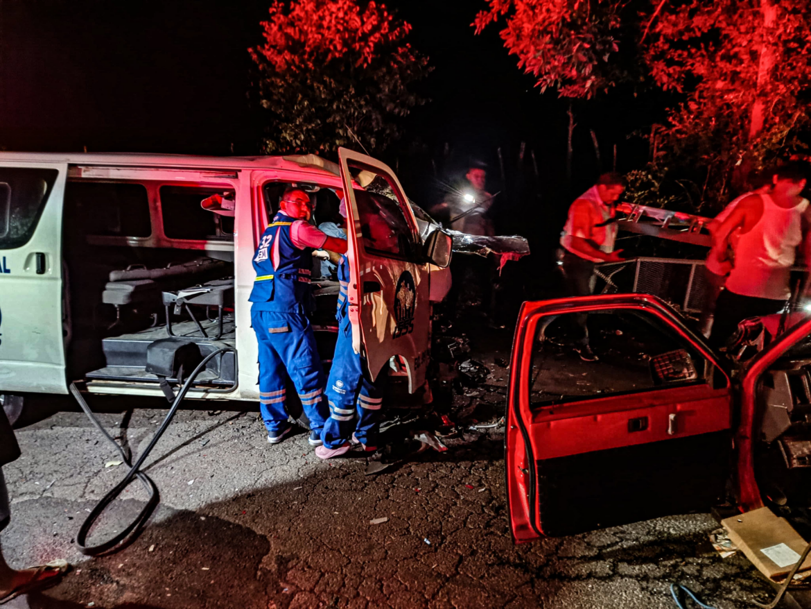 Choque entre ambulancia y un pick-up deja un muerto y varios heridos