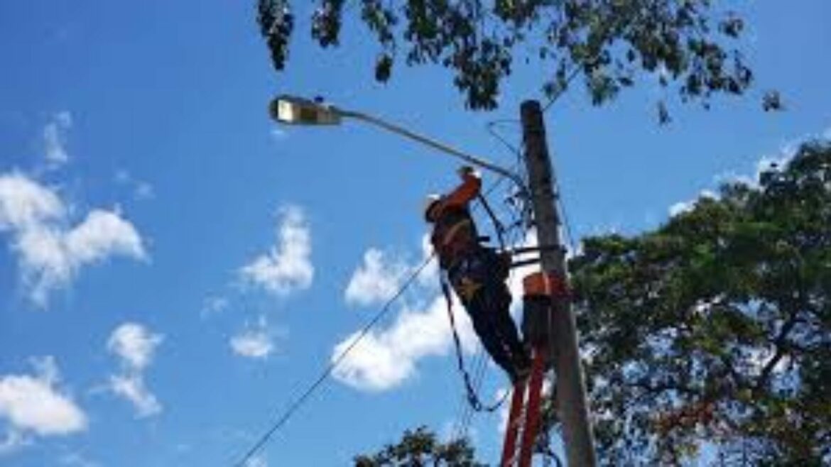 Más de 740 nuevas luminarias han sido instaladas en Santa Ana Oeste
