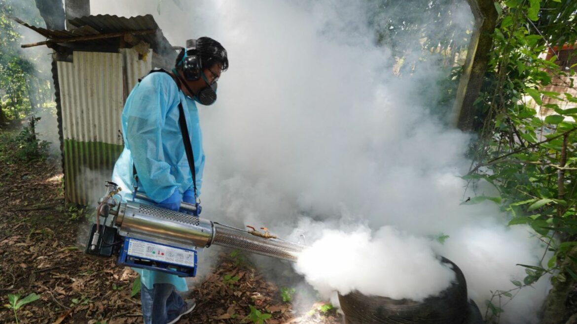 Cruz Roja participa en jornada de fumigación contra el zancudo en Usulután Norte