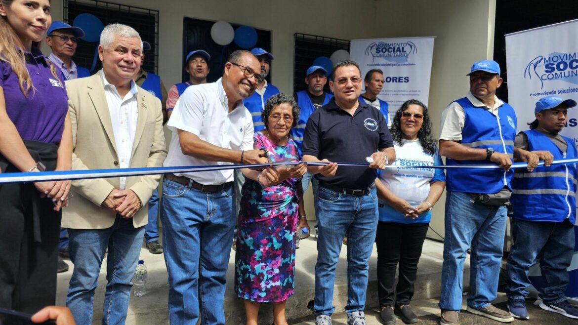Ministro de Trabajo entrega vivienda digna a persona de la tercera edad en Barrio Candelaria
