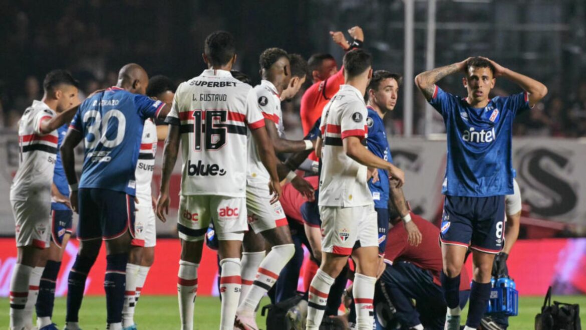 Futbolista uruguayo que se desplomó en duelo de Libertadores tuvo un infarto