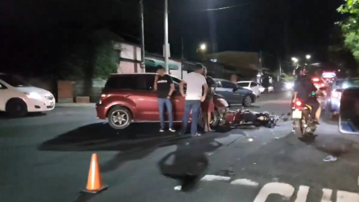 Un motociclista resulta lesionado tras chocar con un vehículo en calle Mariona