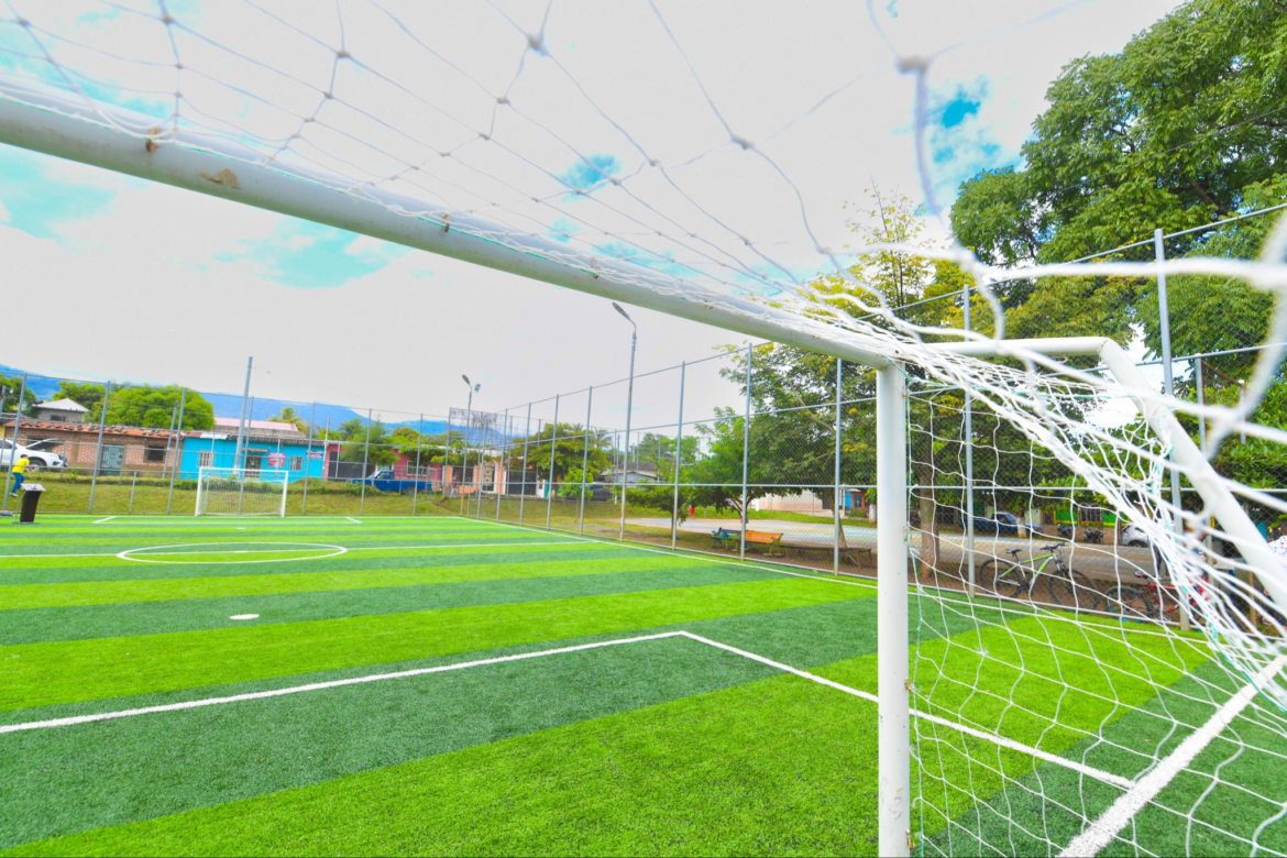MOPT entrega nueva cancha de fútbol para jóvenes en Ahuachapán Norte