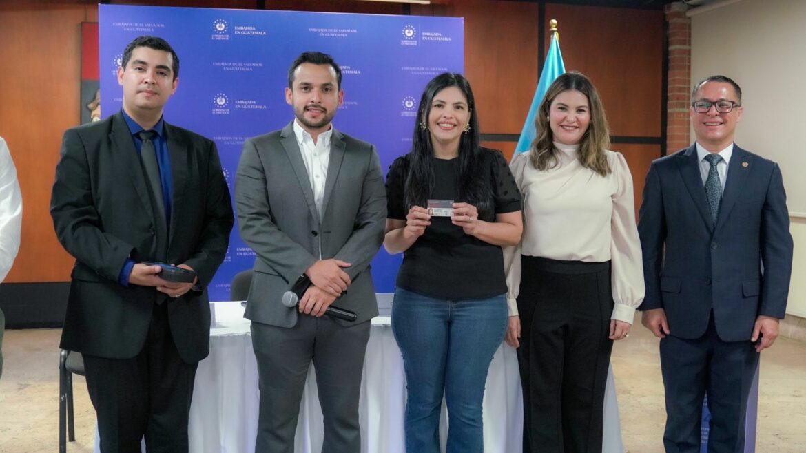 Salvadoreños que residen en Centroamérica ya pueden renovar su licencia de conducir en línea