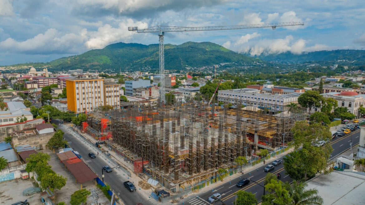 DOM avanza con la construcción del nuevo Hospital Rosales con colocación de concreto en el segundo nivel