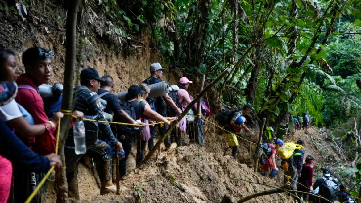 Cancilleres de Colombia y Panamá visitan selva de Darién, ruta de migrantes a EEUU