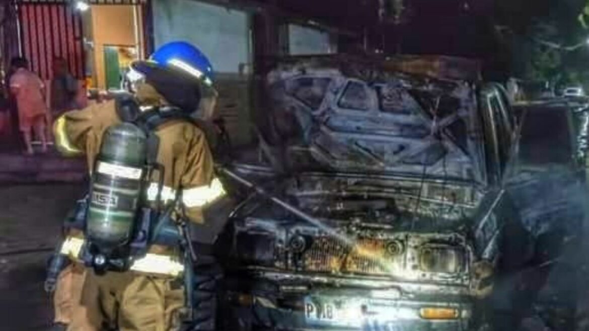 Bomberos sofocó incendio en vehículo en Usulután