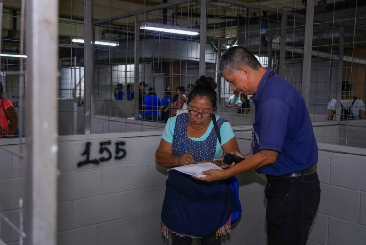 Durán entregó puestos provisionales a comerciantes afectados por el incendio registrado en le mercado central