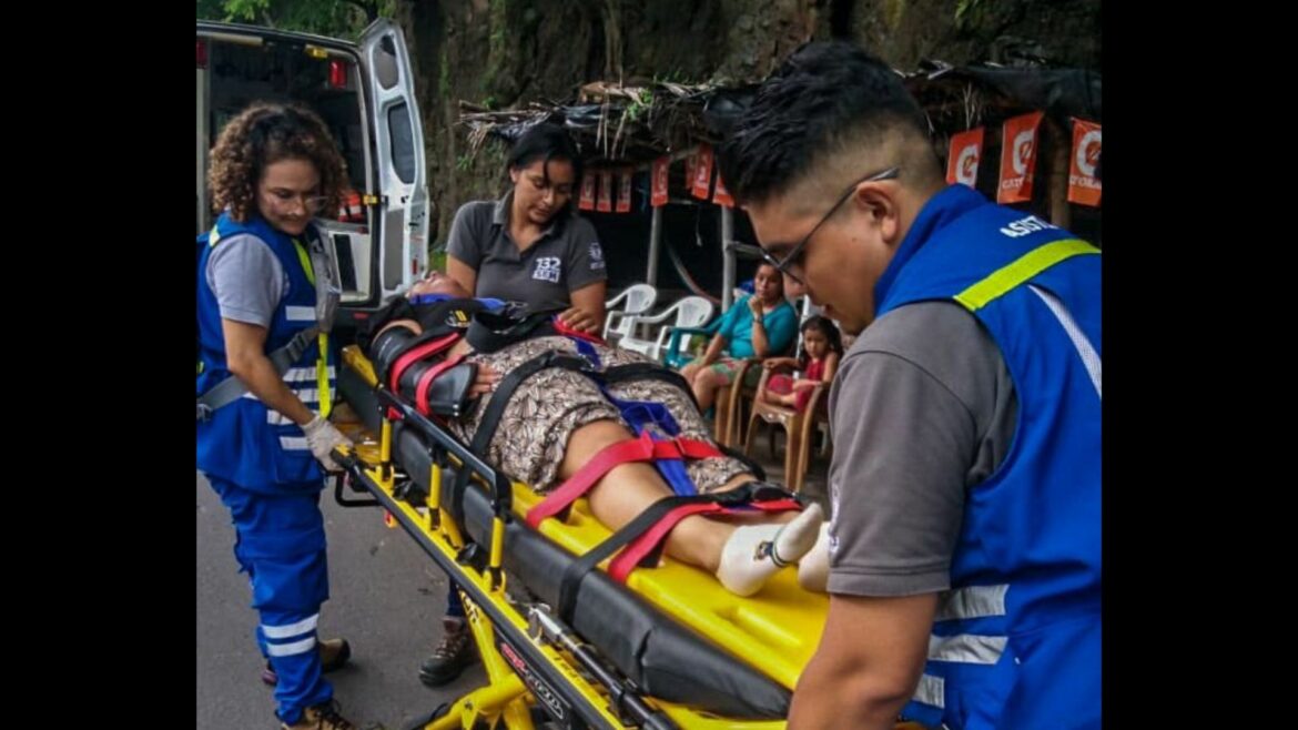 Una mujer resulta herida en accidente en motocicleta en carretera Litoral