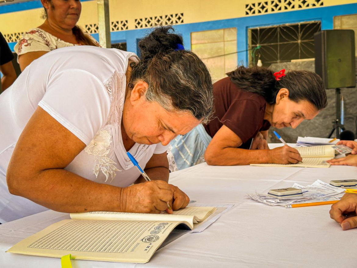 Un total de 67 familias de La Unión Sur firmaron sus escrituras de propiedad, «después de medio siglo de espera»