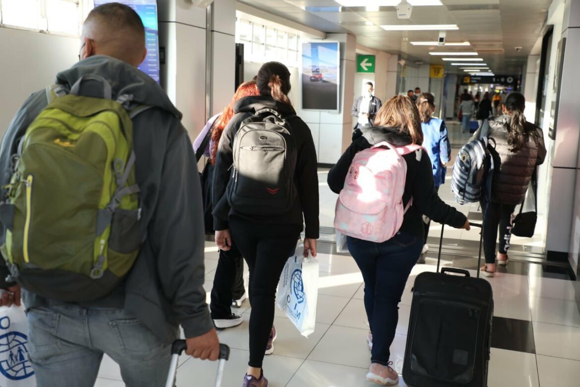 Salvadoreños podrán trabajar legalmente en Costa Rica este 2024, mientras avanzan las negociaciones con España