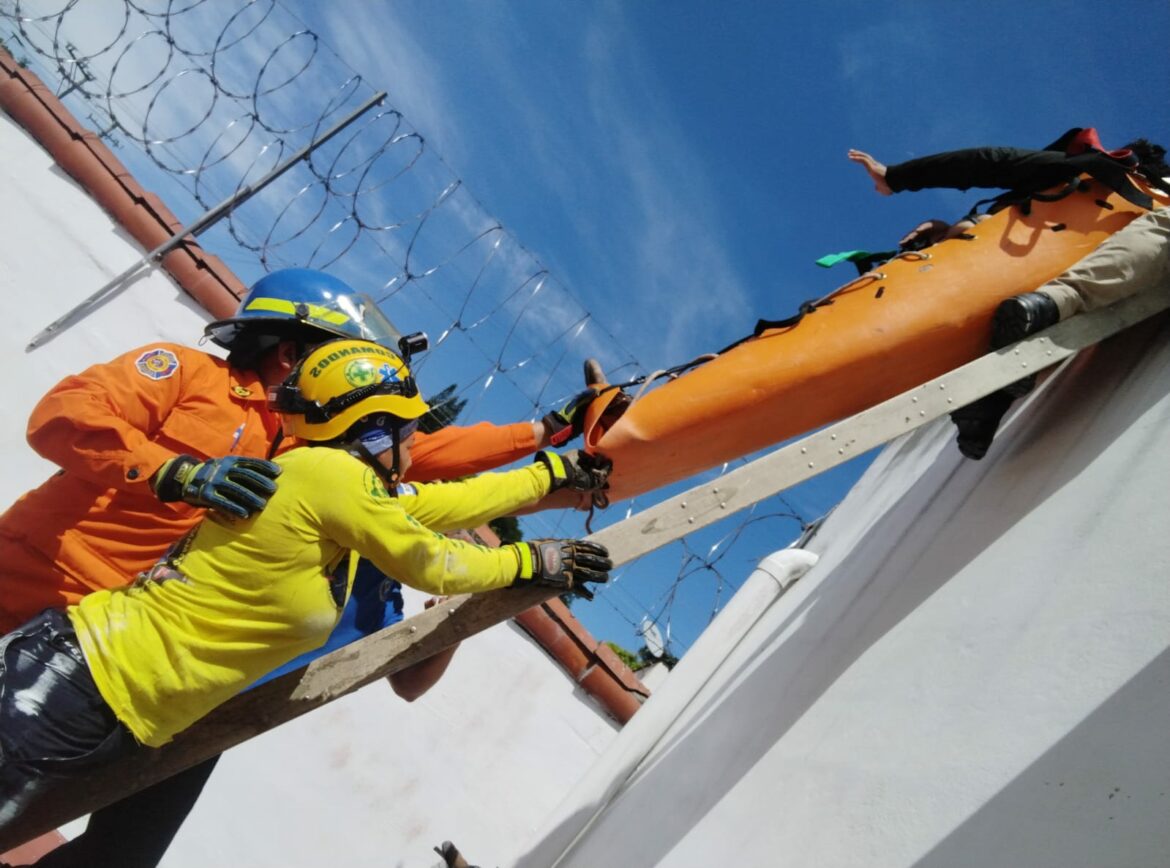 Hombre recibe descarga eléctrica mientras realizaba trabajos de mantenimiento en el techo de una vivienda
