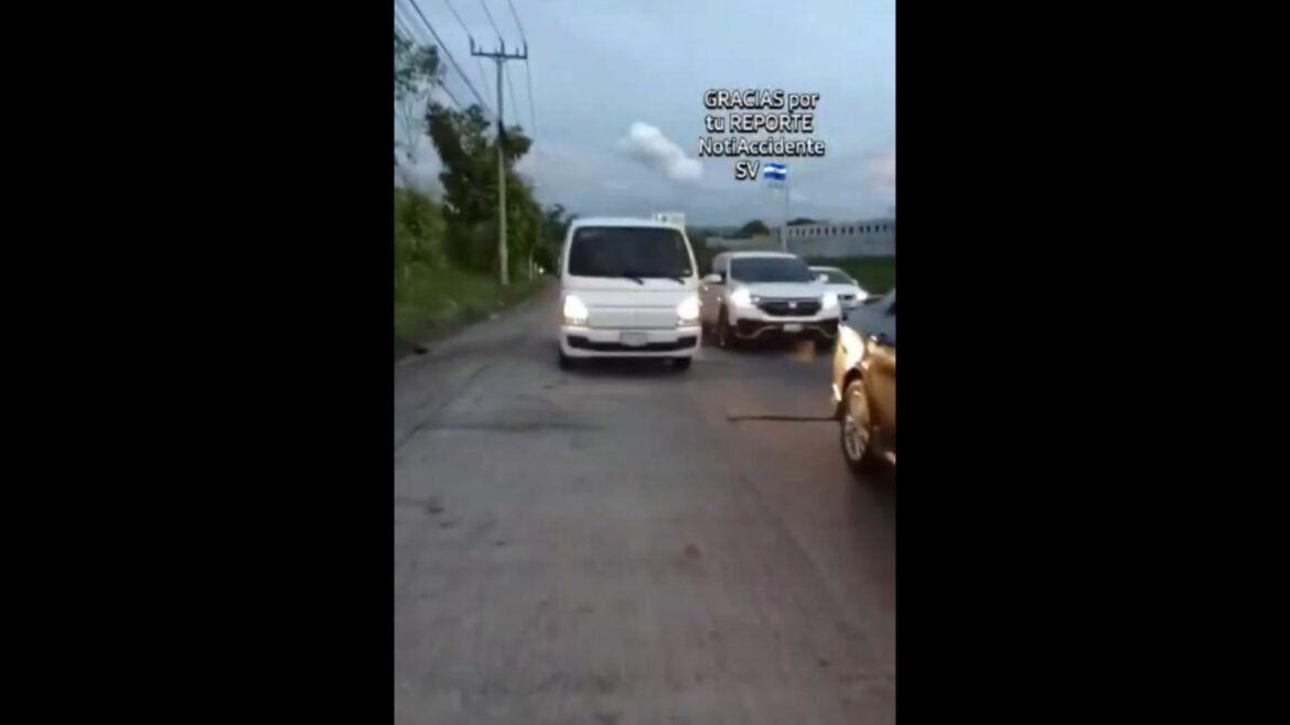 Sancionan a conductor de vehículo con más de $100 por hacer uso de vía peatonal