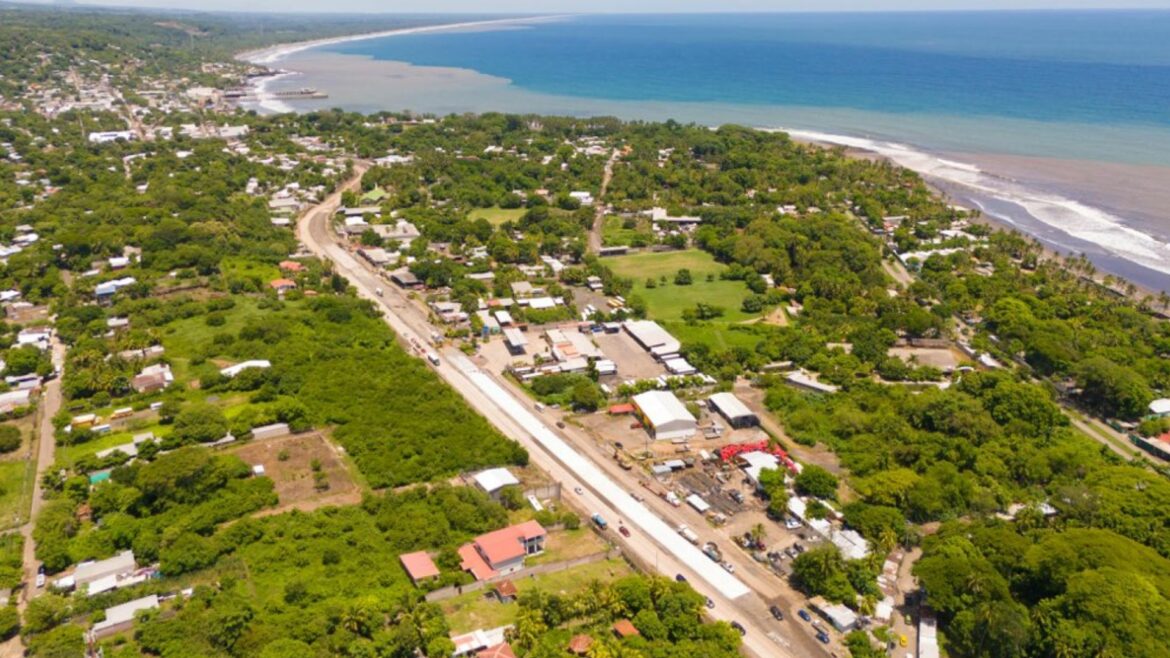 Obras Públicas coloca concreto hidráulico en carretera Litoral, como parte de la ampliación de Surf City