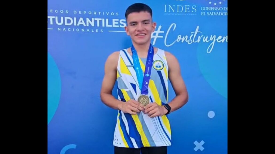 Ministro de Defensa felicita a Omar Ramírez, campeón nacional de Atletismo y estudiante en mecánica naval