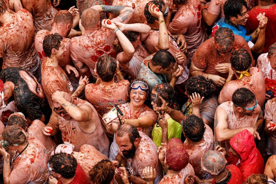 El rojo de 120.000 kilos de tomates colorea Buñol en su Tomatina más VIP