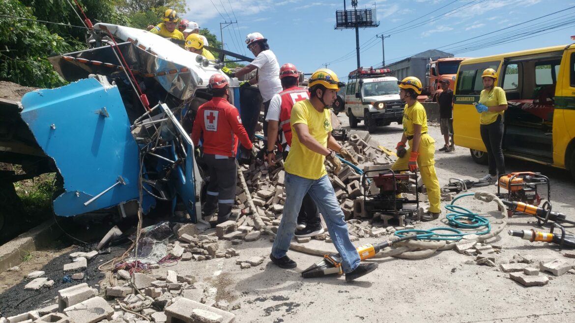 Aparatoso accidente de tránsito en carretera al Puerto de La Libertad