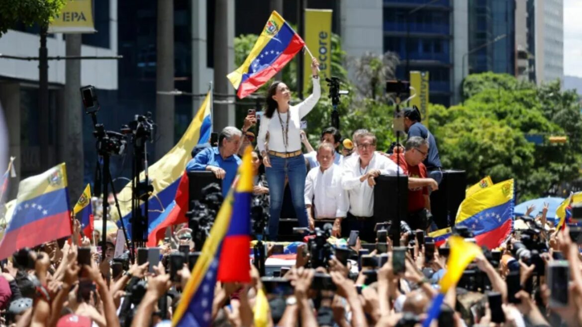 La oposición protesta y Maduro celebra a un mes de polémica elección en Venezuela