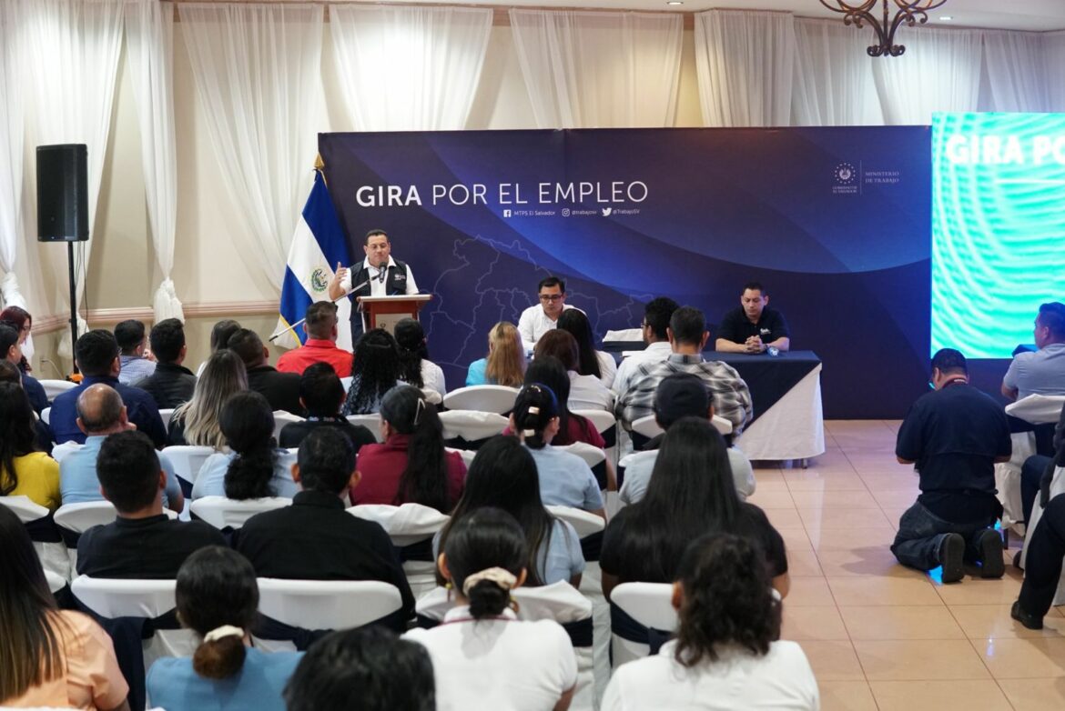 Cerca de 700 personas firmaron contratos laborales con el programa «Gira Por El Empleo» del MTPS