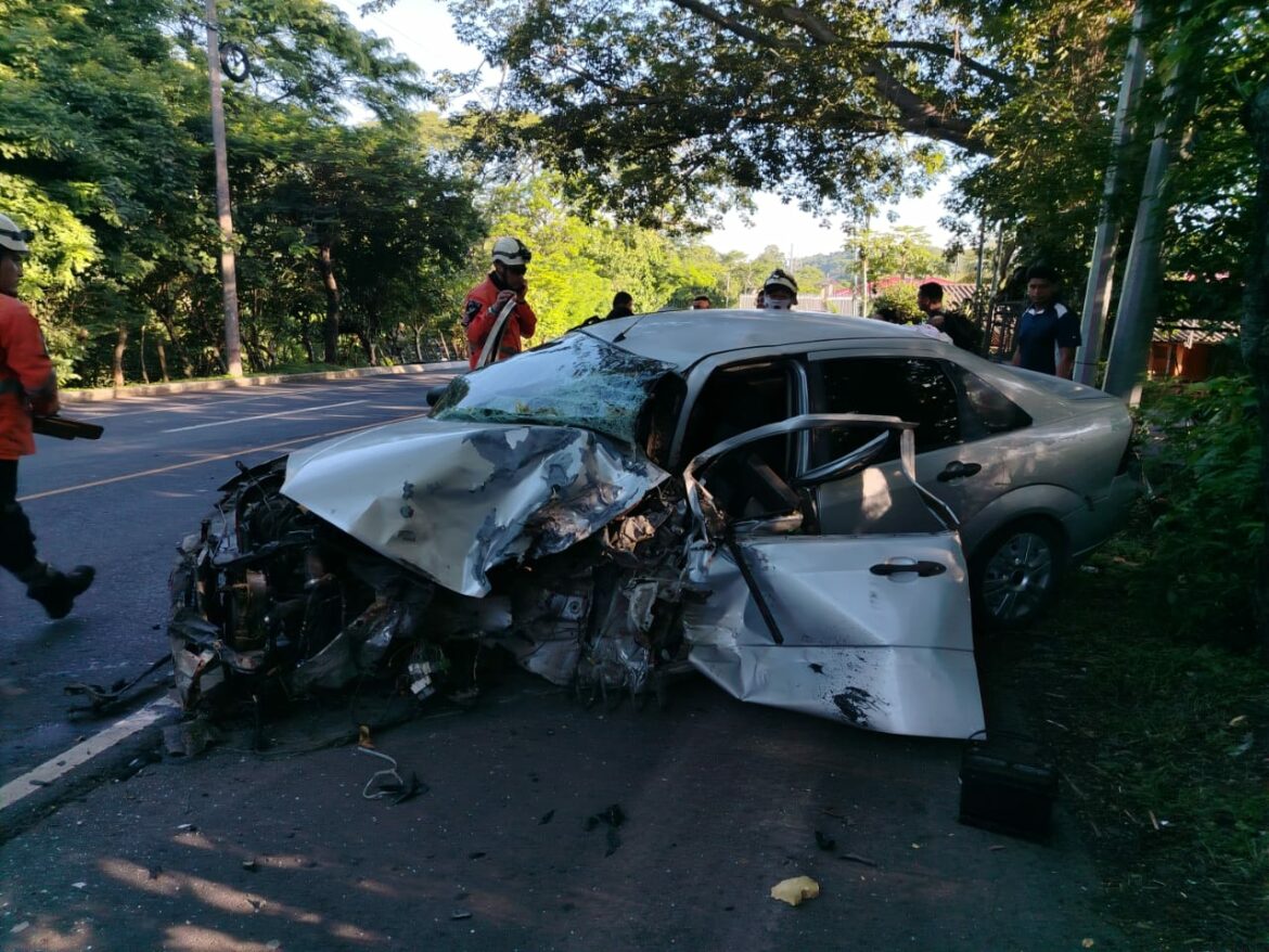 Una persona resultó lesionada en accidente de tránsito entre una rastra y un pick up