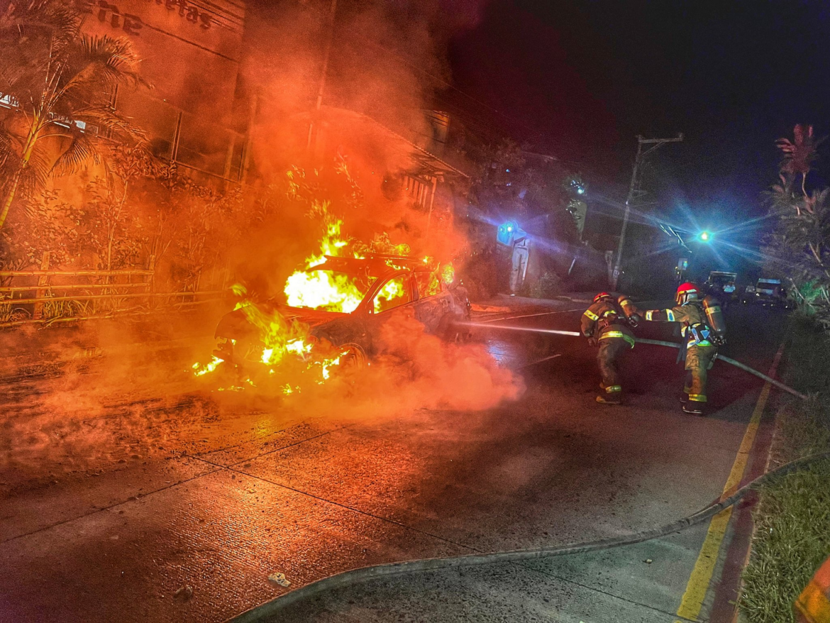 Vehículo se incendia en calle a Huizucar