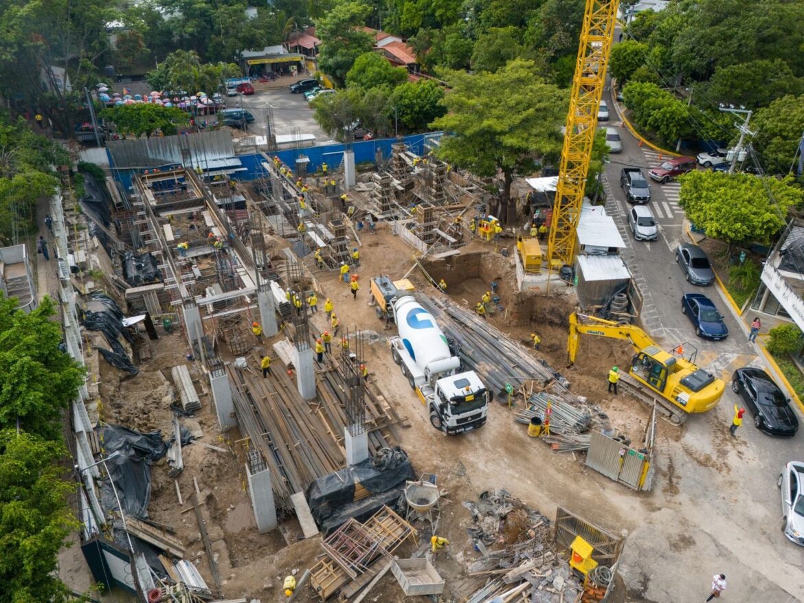 Supervisan obras de construcción del Centro de Monitoreo de semáforos inteligentes y fotomultas